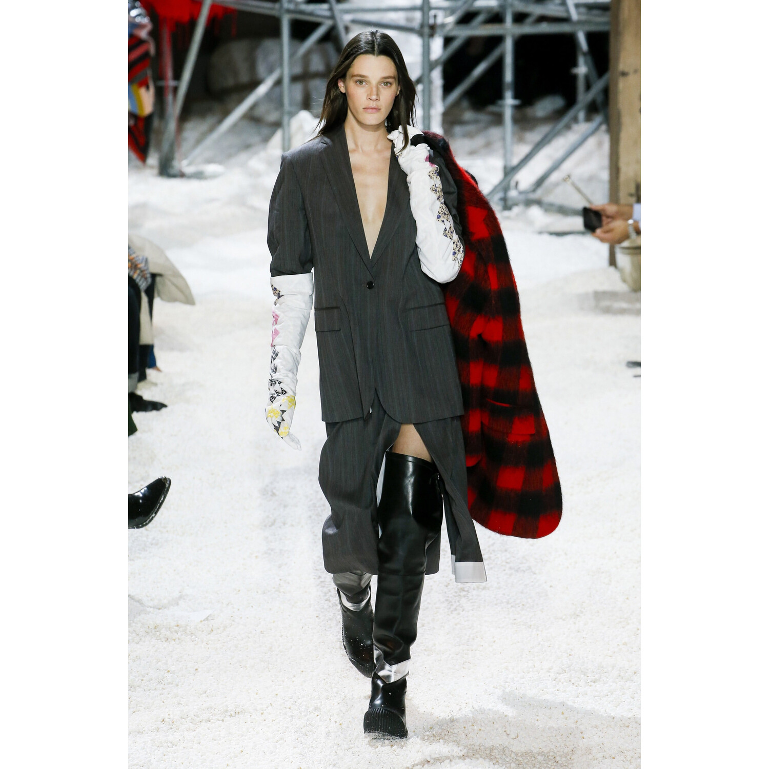 Фото CALVIN KLEIN Fall 2018 Ready-to-Wear Calvin Klein Кельвин Кляйн осень зима 2018 коллекция неделя моды в Нью Йорке Mainstyles